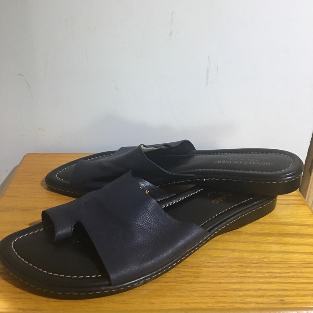 Donald Pliner sz 10 Navy slides